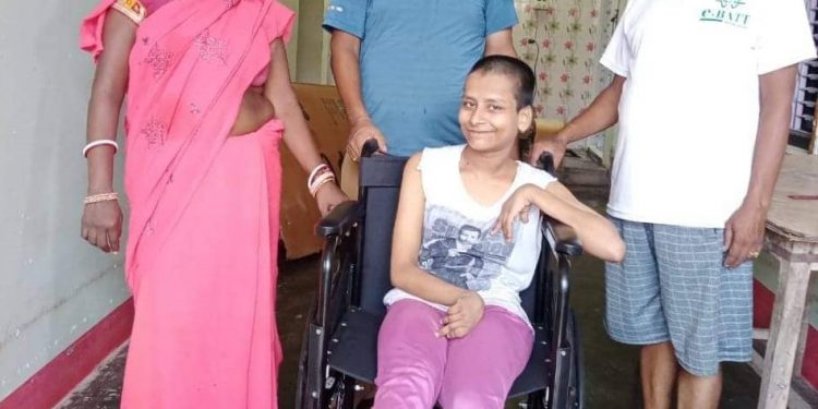 शारीरिक अशक्तलाई हसिना ग्रुपको ह्वील चियर