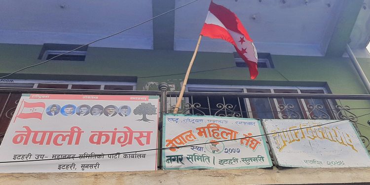 इटहरी कांग्रेस : कार्यबाहकले गरेको सबै निर्णय फिर्ता गर्ने भएपछि तालाबन्दी खोलियो