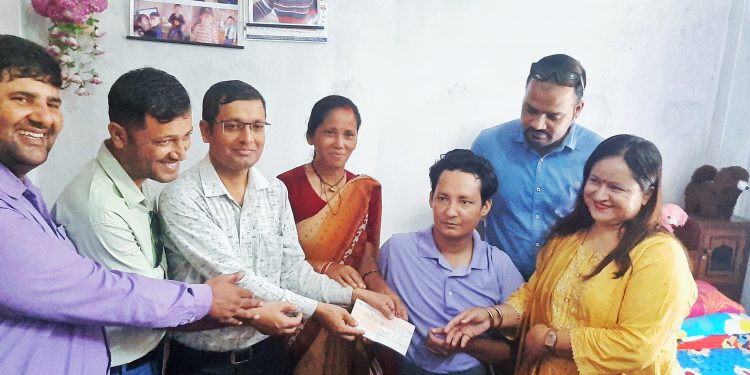 प्रेस युनियनद्वारा दुर्घटनापीडित सञ्चारकर्मी प्रेस चौतारीका नगर संयोजक क्षेत्रीलाई एक लाख हस्तान्तरण