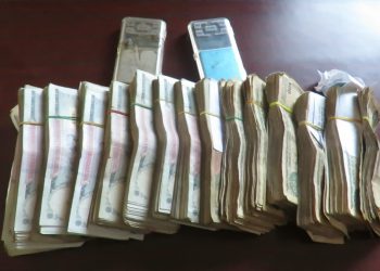 स्रोत नखुलेको १० लाख रुपैयाँसहित दुई पक्राउ