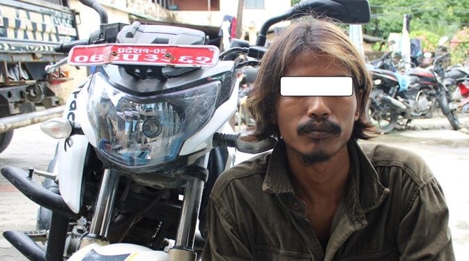 इटहरीमा चोरीको मोटरसाइकलसहित एक युवक पक्राउ