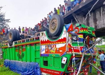 झापामा देउनिया खोलाको पुलबाट ट्रक खस्यो, एकको मृत्यु, तीनजना घाइते