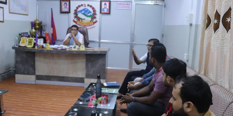 विराटनगरमा अव्यवस्थित रूपमा रहेका तार व्यवस्थित नगरे काट्ने चेतावनी