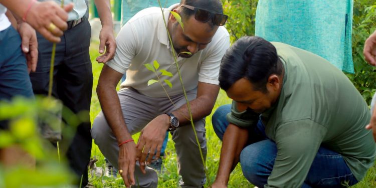 कांग्रेस नेता प्रदीप गिरीको स्मृतिमा प्रेस युनियन इटहरीद्वारा वृक्षारोपण