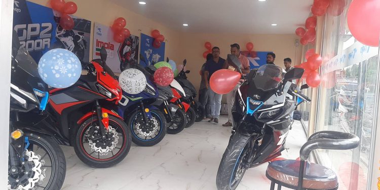 इटहरीमा ‘टारो’ ब्राण्डका मोटरसाइकल र स्कुटरको नयाँ शोरुम