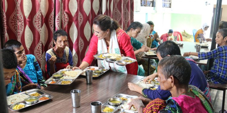 १ नं. प्रदेश प्रहरी श्रीमती संघद्वारा असहाय आमाहरूलाई भोजन