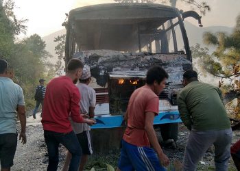 खोटाङमा गुड्दागुड्दैको बसमा आगो लागेपछि…