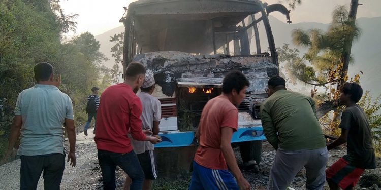 खोटाङमा गुड्दागुड्दैको बसमा आगो लागेपछि…