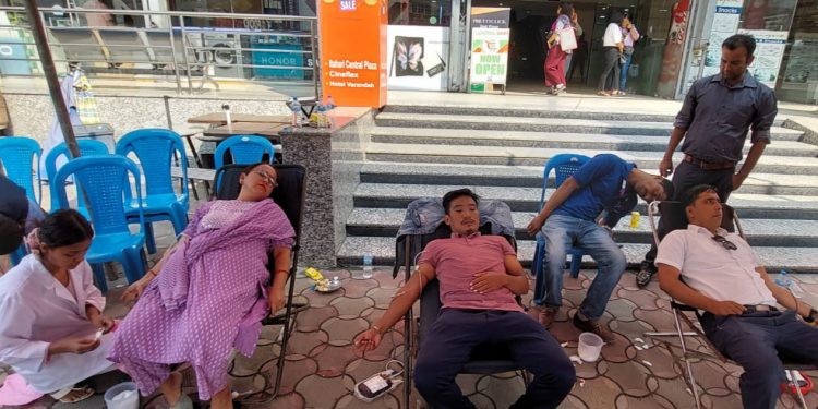 इटहरीमा एक्सेल डेभलपमेन्ट बैंकद्वारा आयोजित रक्तदानमा ६४ पिन्ट रगत संकलन