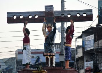 इटहरीको मुख्य चौकमा चारजनाले बोकेको आकृति के हो ? किन बनाइएन वीरेन्द्रको सालिक !