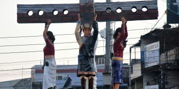 इटहरीको मुख्य चौकमा चारजनाले बोकेको आकृति के हो ? किन बनाइएन वीरेन्द्रको सालिक !