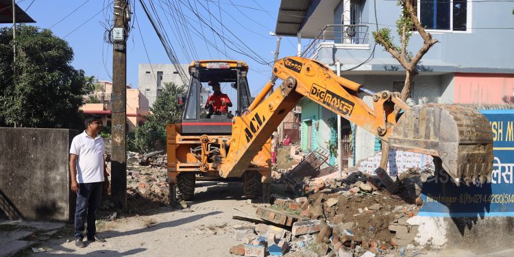 विराटनगरमा अतिक्रमित संरचनामा चल्यो डोजर