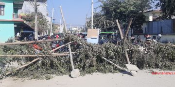 इटहरीमा निर्माणकार्य अलपत्र पारेपछि स्थानीयले गरे सडक अवरुद्व