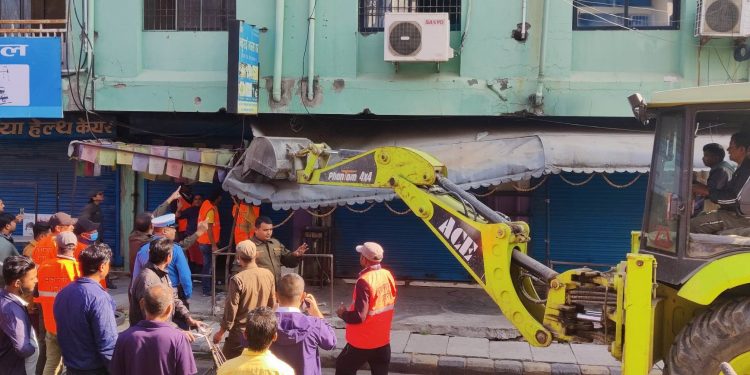 विराटनगरमा हटाउन थालियो अवैध संरचना, मेयरकै घरको पसलमा चल्यो डोजर