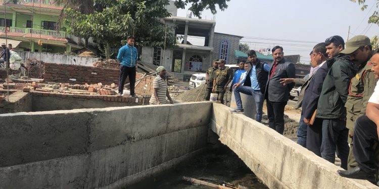 इटहरीमा पनि भत्काउन सुरु गरियो अवैध संरचना, पैनी मिचेका संरचना हटाउन मेयर हेमकर्ण पौडेलको निर्देशन