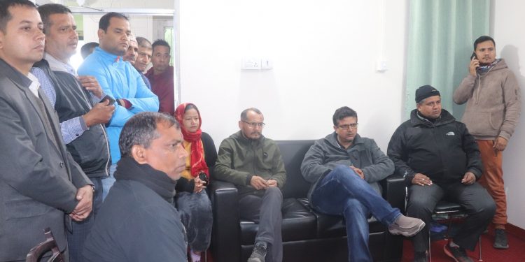 सडक निर्माणका लागि हुलाकी सडक कार्यालय इटहरी पुगेर मेयर कोइरालाले दिए दबाब