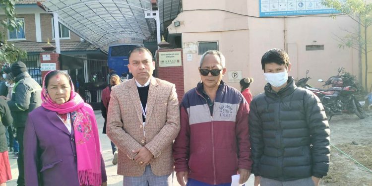 उपचार गराउन काठमाडौँ पुगेका नगरवासीलाई बराहक्षेत्रका मेयर रमेश कार्कीको सहयोग