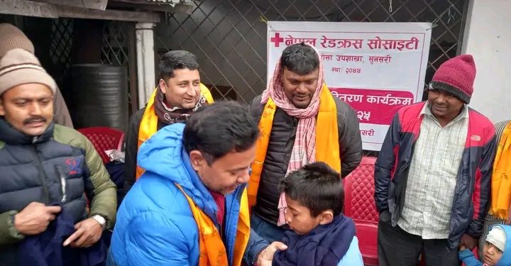 रेडक्रस हाँसपोसा उपशाखाद्वारा विपन्न विद्यार्थीलाई कपडा वितरण