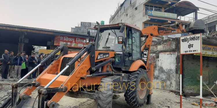 इटहरीको मुख्य चौकमै चल्यो उपमहानगरको डोजर