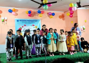 मोर्डन प्रिपेरेटोरीमा हजुरबा–हजुरामाका अगाडि बालबालिकाको प्रस्तुति