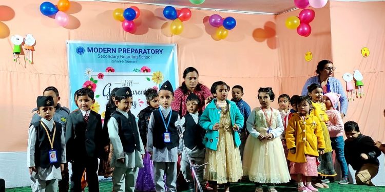 मोर्डन प्रिपेरेटोरीमा हजुरबा–हजुरामाका अगाडि बालबालिकाको प्रस्तुति