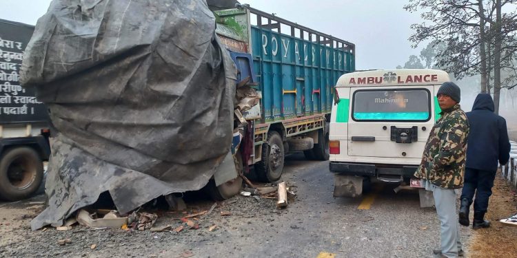 झापामा पार्किङ गरी राखेको ट्रकमा अर्को ट्रक ठोक्कियो, सुनसरीका एकसहित दुईको मृत्यु