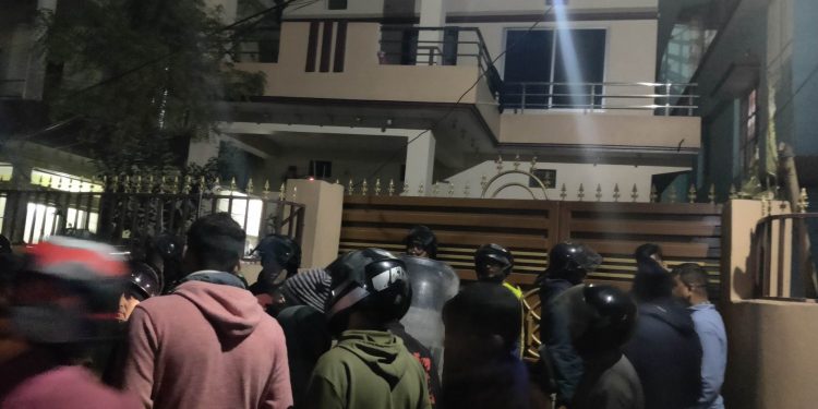 विराटनगर : सहकारीमा बचत गरेको रकम नपाएपछि बचतकर्ता आन्दोलित, सञ्चालक पक्राउ