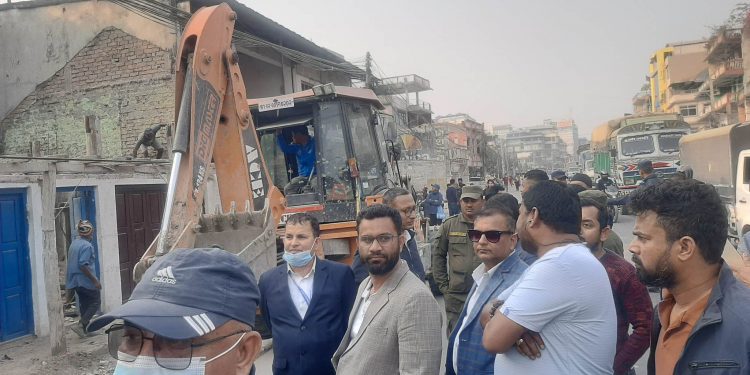 इटहरीको मुख्य चौकमै चल्यो उपमहानगरको डोजर, थप ३४ वटा घर भत्काइँदै