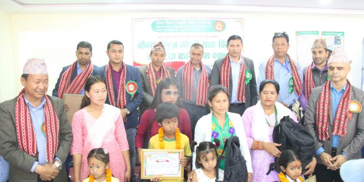 अति विपन्न विद्यार्थीलाई जीवन विकास लघुवित्तद्वारा छात्रवृत्ति प्रदान