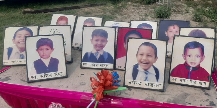 दिवंगत तेह्र बालबालिकाको स्मरण