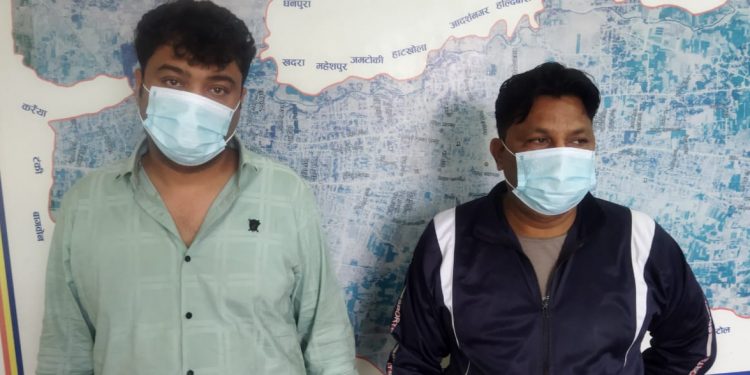 स्रोत नखुलेको रकमसहित दुई पक्राउ