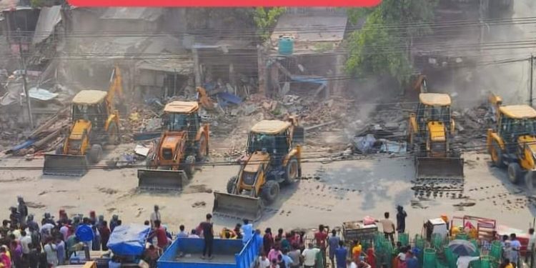 दुहबीको मुख्य राजमार्गमै चल्यो एकैसाथ १० वटा डोजर, भत्काइए सडक ओगटेका संरचना