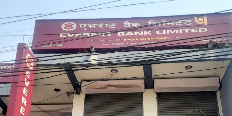 एभरेष्ट बैंक इटहरी शाखाबाट हरायो ग्राहकको करोड बढी रकम, अप्रेशन इन्चार्ज पक्राउ