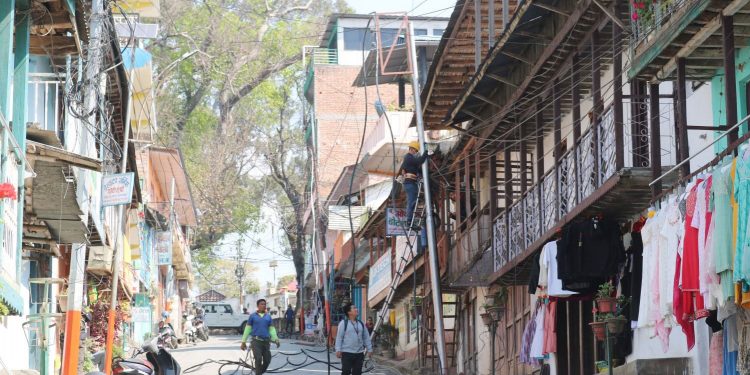 धनकुटा बजारमा विद्युतको नाङ्गो तार हटाइँदै