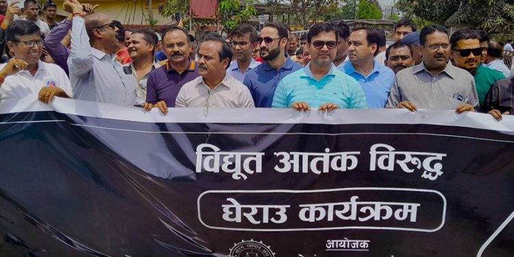 विद्युत कटौती विरुद्व सुनसरी-मोरङ औद्योगिक क्षेत्रका उद्योगीहरू आन्दोलित