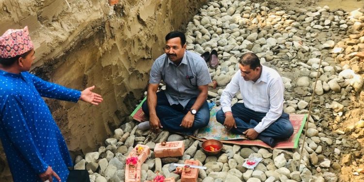 इटहरीमा भेटेरिनरी अस्पताल बन्ने, मेयर पौडेलले गरे शिलान्यास