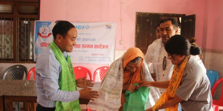 तरहरा जेसीजद्वारा राधाकृष्ण प्रणामी मन्दिरका वृद्वाहरूलाई पौष्टिक आहार