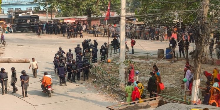 सुनसरीको इनरुवामा लघुवित्त पीडित र प्रहरीबीच झडप, प्रहरीसहित तीनजना घाइते