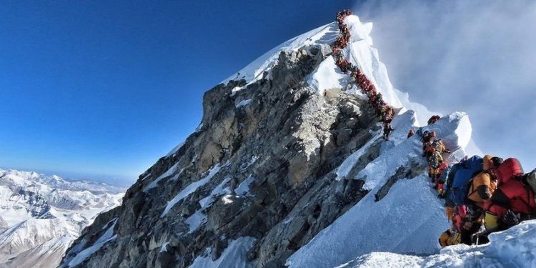 सगरमाथामा हिमपहिरोमा परी आरोहण दलका तीन जनाको मृत्यु