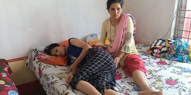 कमाउन गएका श्रीमान विदेशमै बिते, छोरीको टाउकोमा रगत जमेपछि छटपटाउँदै अम्बिका