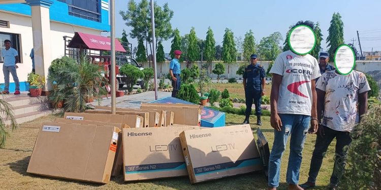 मोरङ : गोदाम फुटाएर २१ वटा टिभी चोरी, दुई पक्राउ