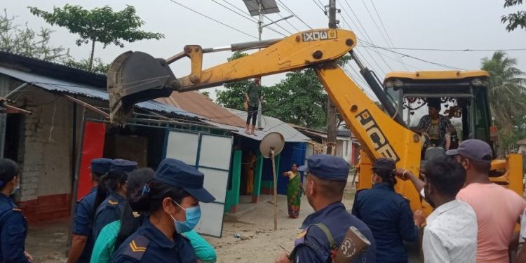 सुनसरीको दुहबीमा अवैध संरचना भत्काईँदै