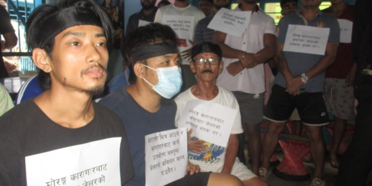 मोरङ कारागारमा जेलरको सरुवा माग राख्दै कैदीबन्दी आन्दोलित