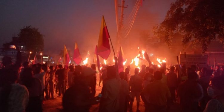 झापामा पहिचान पक्षधर र प्रहरीबीच झडप, प्रहरीको गोली लागेर दुई घाइते