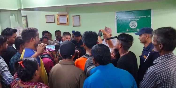 विराटनगरमा सहकारीका बचतकर्ताले कम्प्युटर, प्रिन्टर र बस्ने टुलहरू लिएर हिँडेपछि…