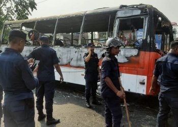 मोरङमा बसको ठक्करबाट स्कुटर चालकको मृत्यु भएपछि बसमा आगजनी