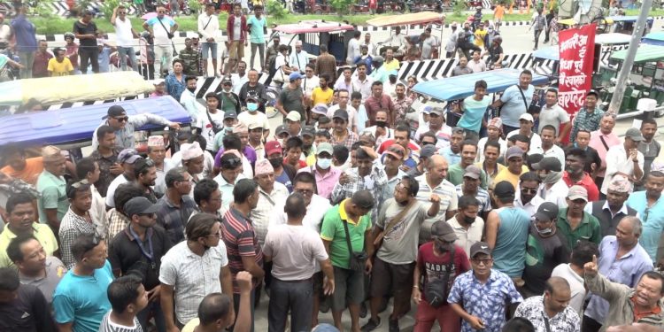 इटहरीमा यातायात कार्यालयअघि सिटी सफारी चालकहरूको आन्दोलन