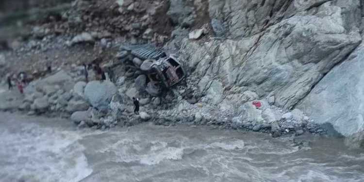 पाँचथरमा गुडिरहेको ट्रक सडकबाट खस्यो, एकको मृत्यु