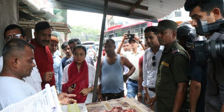 इटहरीमा बजार अनुगमन, सडेगलेको मिठाई र मासु बिक्री