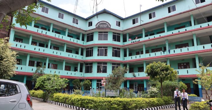 विश्व आदर्शमा विद्यार्थीहरूको लहर
